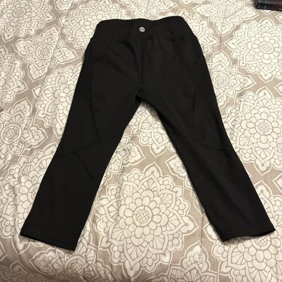 Avia Pants - Black Cropped Workout Pants. Size Medium